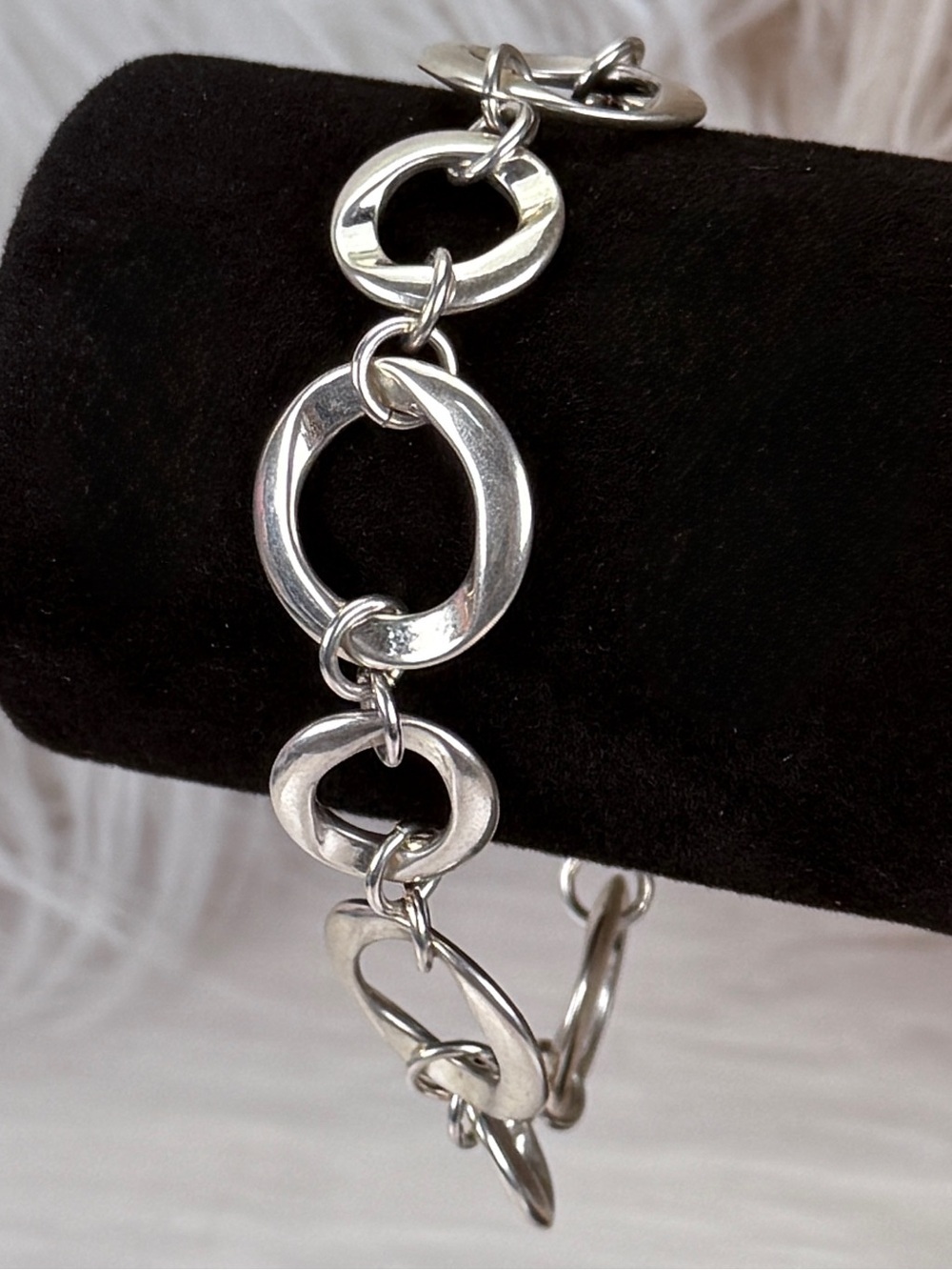 Vintage Classic Silvertone Open Circle Link Bracelet - toggle closure